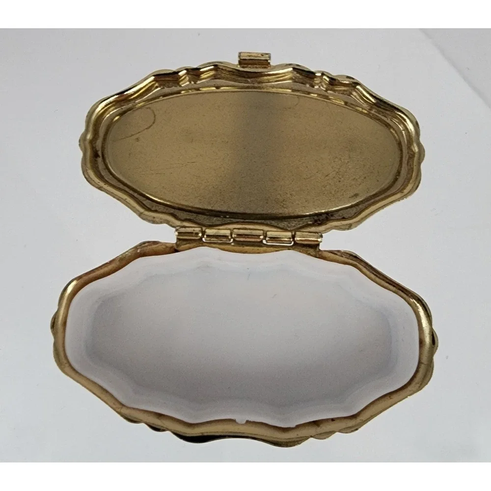 Unbranded vintage pill